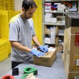 Les activités en repli dans les secteurs des lettres et des colis, ainsi qu’aux guichets, continuent de peser sur le résultat de l'entreprise, explique mercredi la Poste.